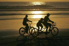 velo_plage_coucher_soleil
